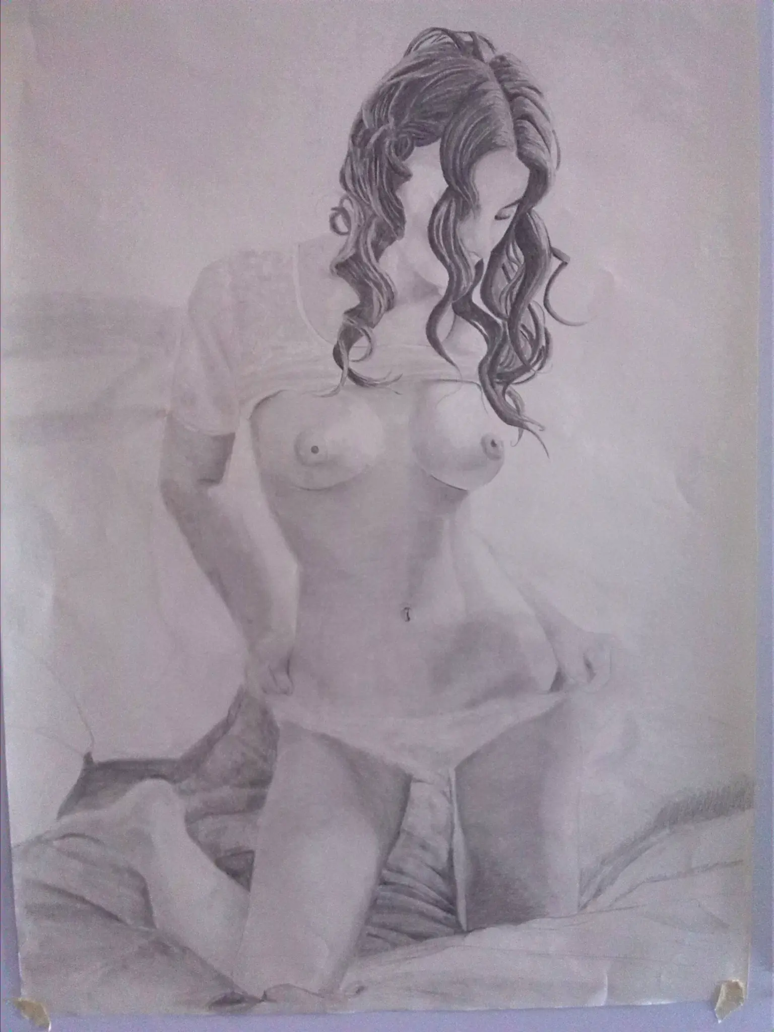 Estudio anatómico de figura femenina realizado a grafito, destacando el manejo de luces y sombras suaves.