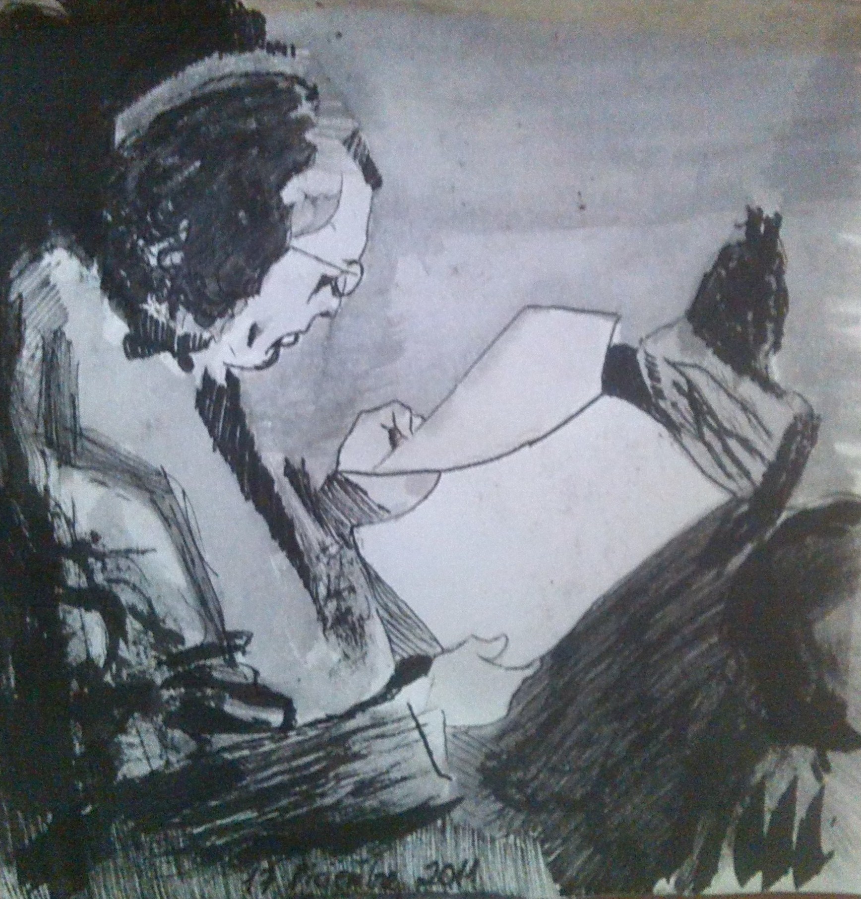 Dibujo a tinta china de una persona leyendo un documento con gran concentración, contrastes fuertes de luz y sombra.