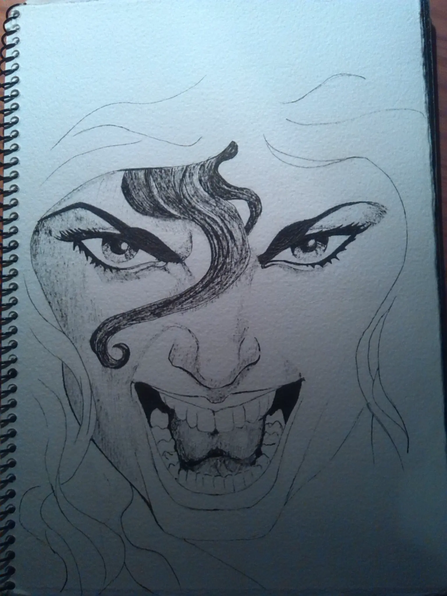 Expresión facial intensa y dramática dibujada con bolígrafo BIC negro, mostrando un grito o gesto de fuerza con líneas dinámicas.