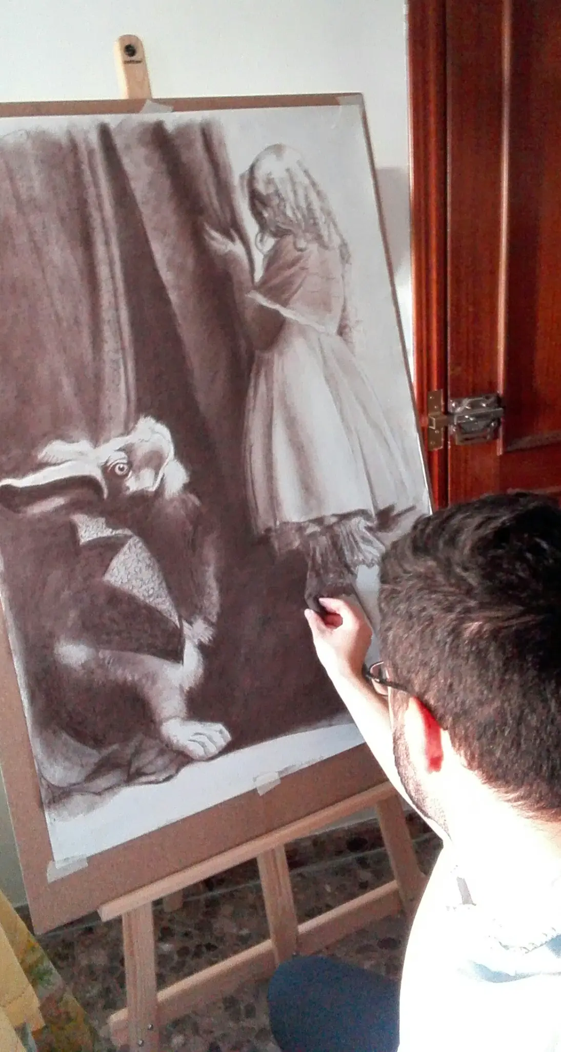 Obra surrealista realizada con creta que muestra una niña y un conejo antropomórfico, evocando a Alicia en el País de las Maravillas.