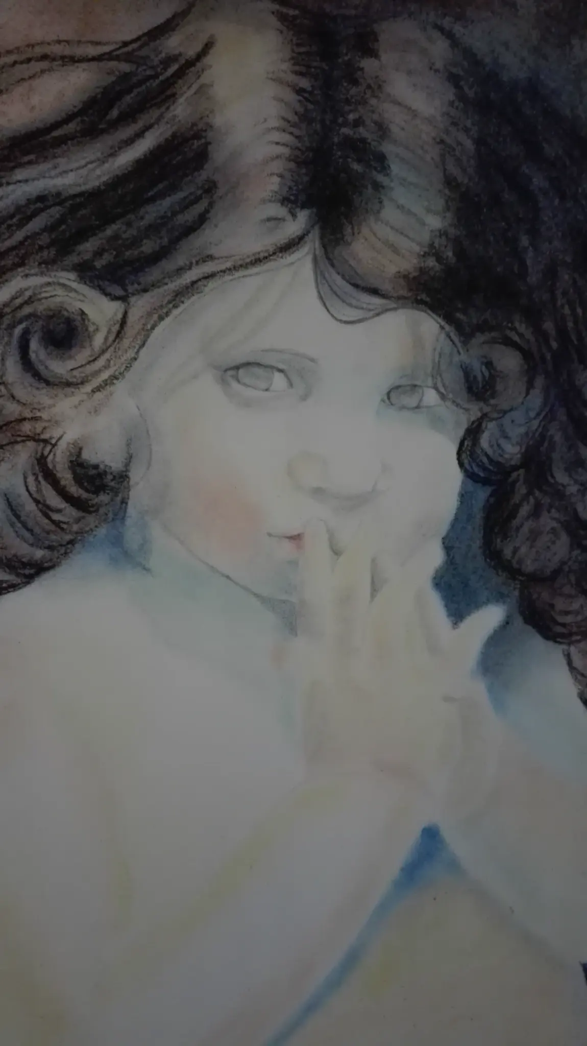 Retrato delicado en pasteles de una niña con las manos juntas, colores suaves y atmósfera etérea.